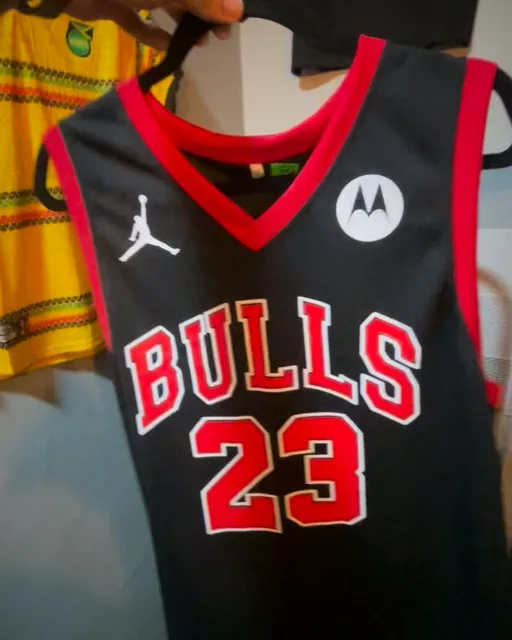Regata preta do Chicago Bulls com o número 23