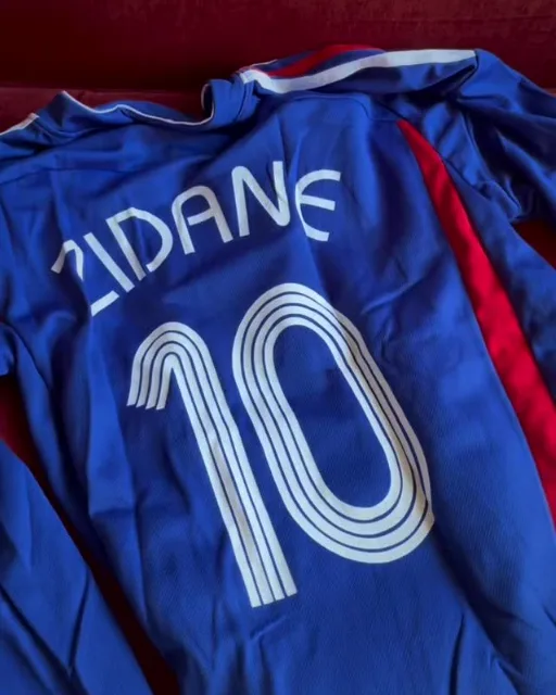 Camisa azul retrô da França com o nome Zidane e o número 10