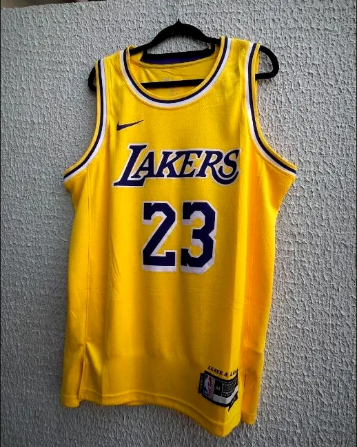 Regata amarela do Los Angeles Lakers, número 23