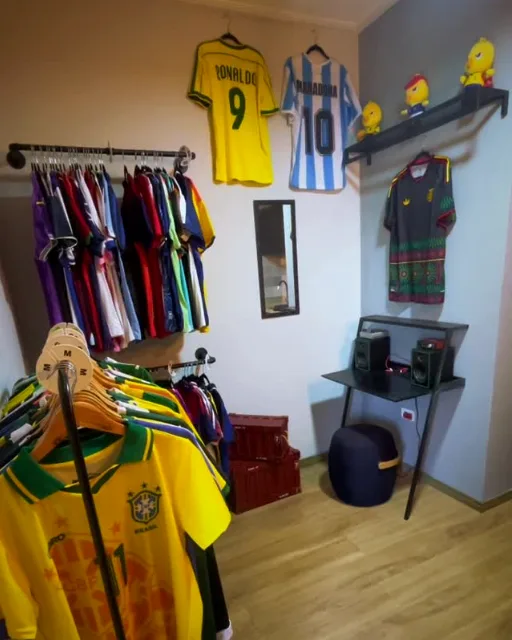 O espaço da Sport House, com araras de camisas e camisas expostas na parede
