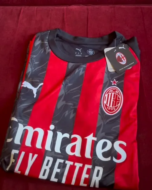 Camisa listrada vermelha e preta do Milan, dobrada e com etiqueta